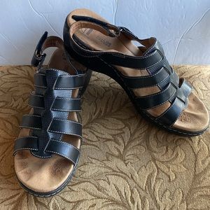 Clark’s “Delina Maloren” women’s black leather wedge sandals scratch closure 🌹
